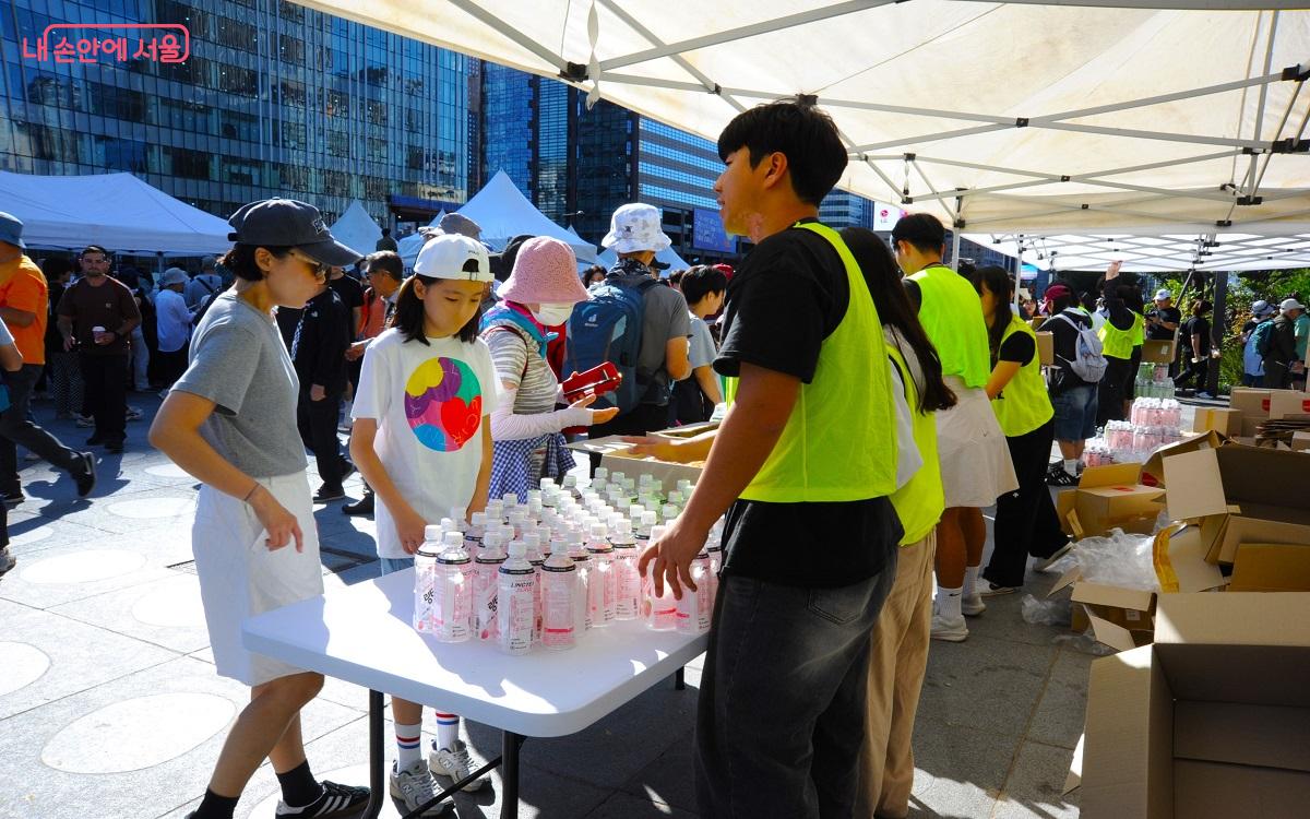 광화문광장에 도착해 참가권을 제시하면 빵·음료수·기후동행카드를 받을 수 있다. ⓒ조수봉