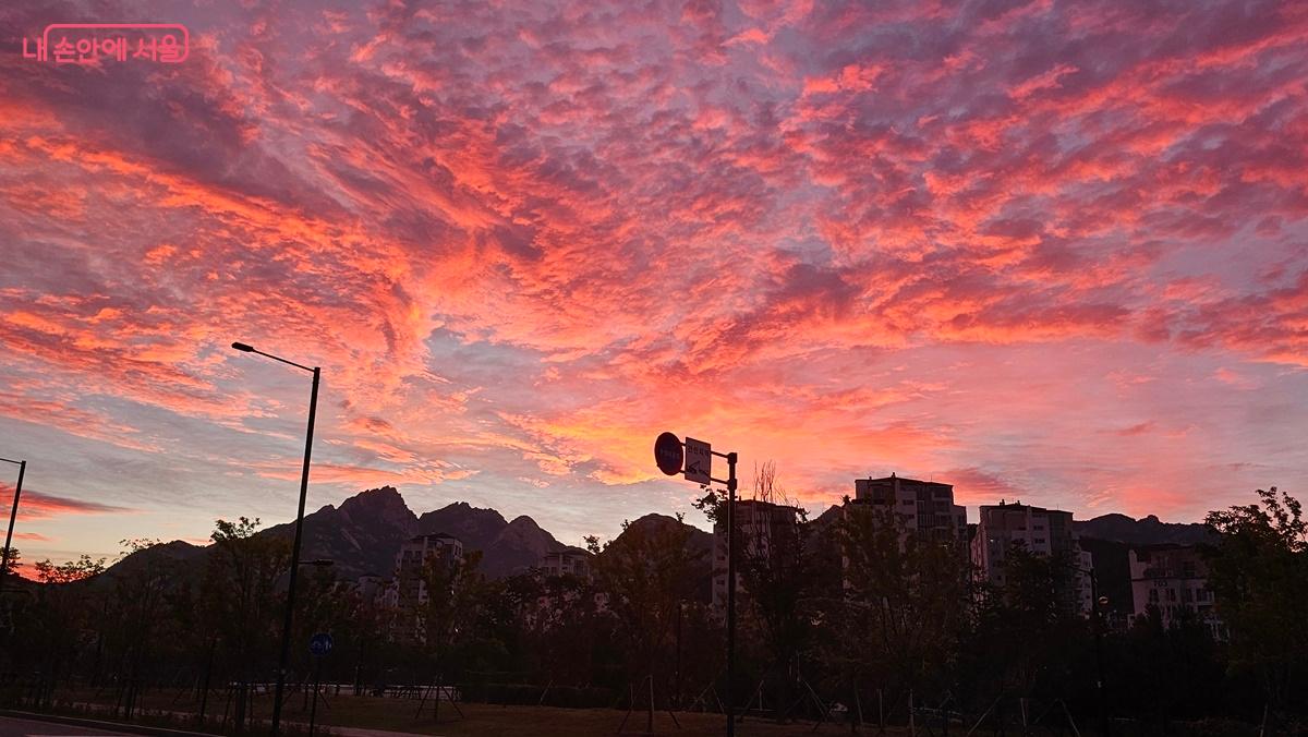 아름다운 아침노을이 드리워진 숨은벽 능선은 고양에서 볼 수 있다. ©최용수