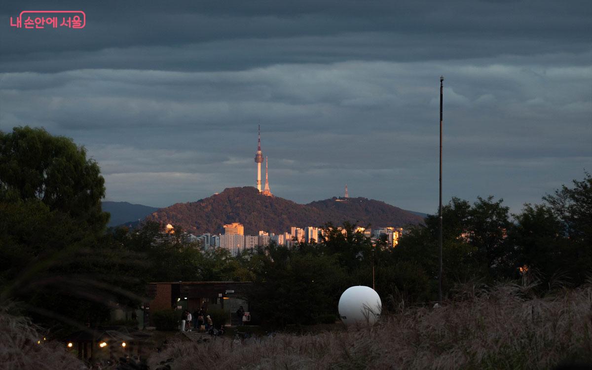 구름 사이로 해가 나와 남산타워를 비추며 해넘이 풍경을 보여준다. ©김인수