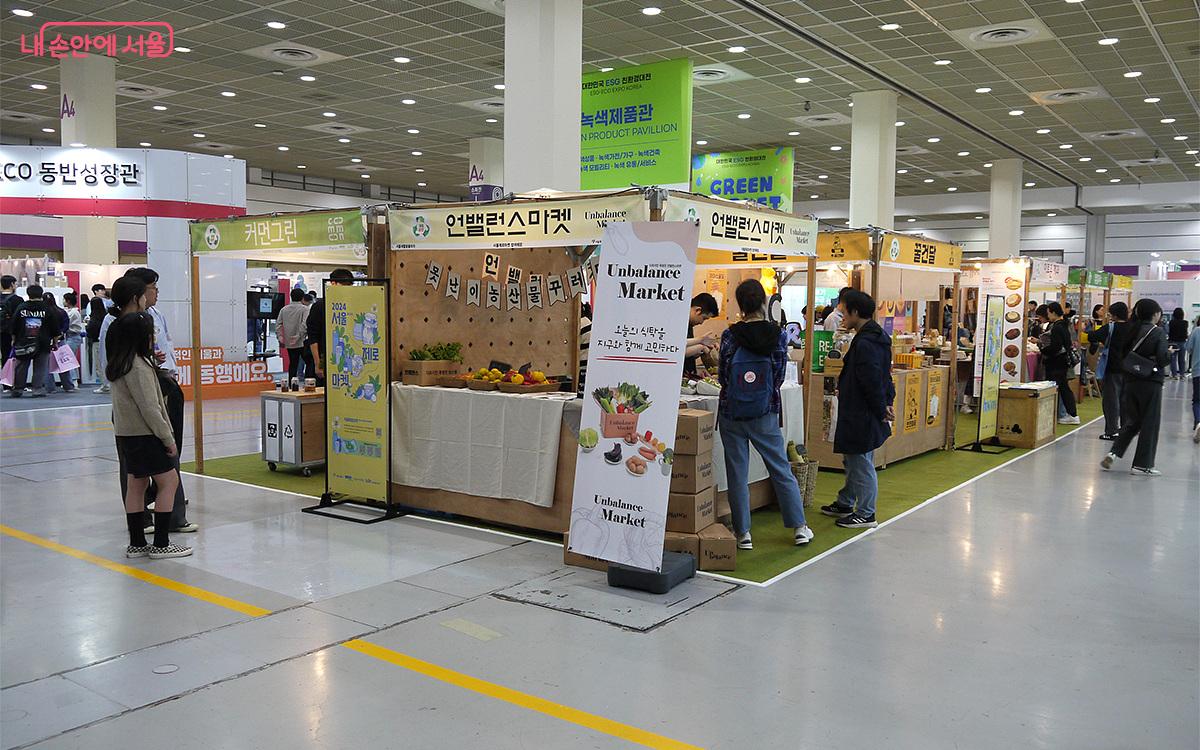 ‘Seoul Upcycling Plaza Joint Pavilion’ with Seoul Zero Market participants © Yunyoung Choi