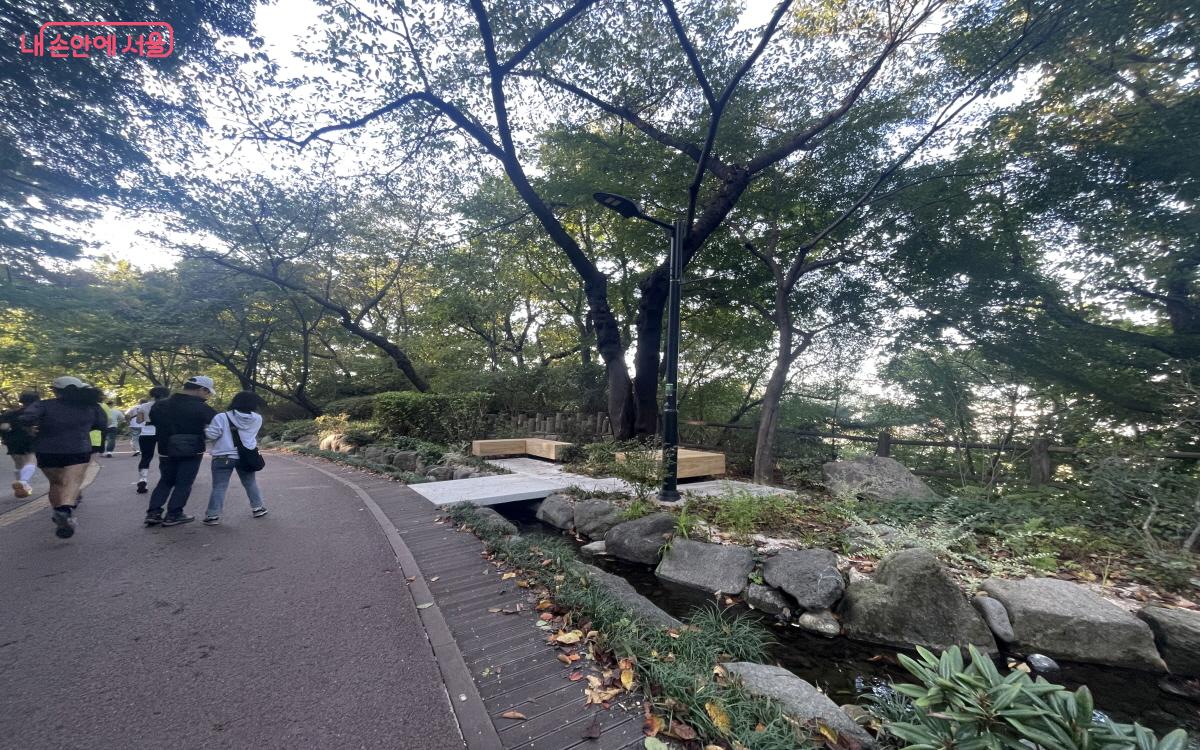 회현자락 친수공간에 꾸며진 홍광호 작가의 ‘본연여백(本然餘白)’ ©이정민