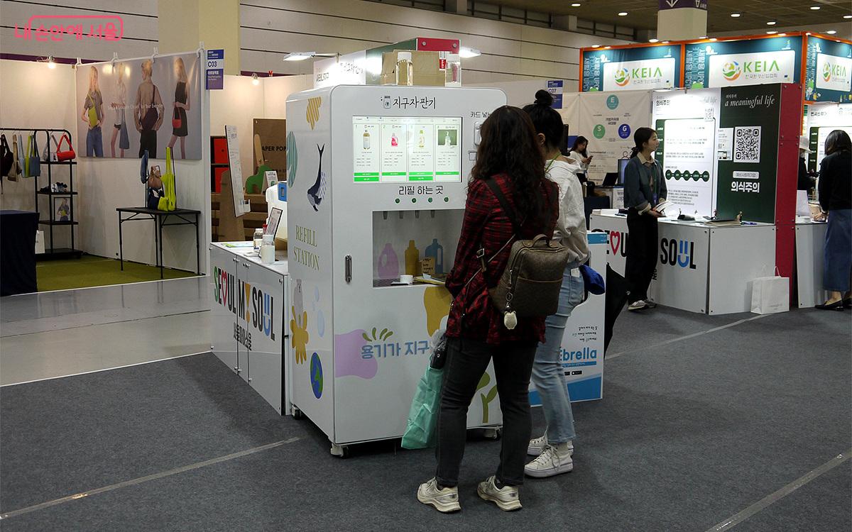 'Sarana District' introduced 'Earth Vending Machine', an unmanned detergent refill vending machine that can sell 24 hours a day. © Yunyoung Choi