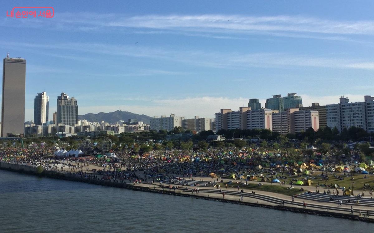 지난해 여의도 한강공원에 서울세계불꽃축제를 보러 온 인파 ⓒ김윤희