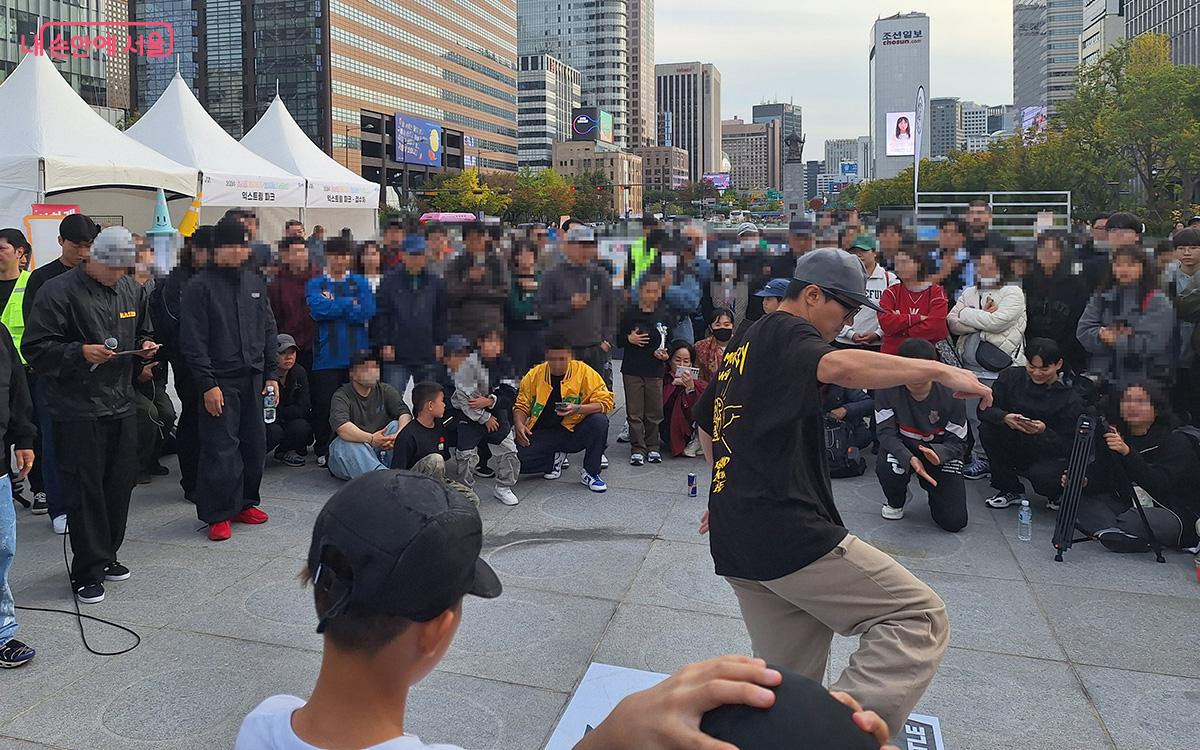 브레이킹 배틀에서는 성별, 나이와 상관없이 누구나 참가해 실력을 뽐낼 수 있었다. ©정향선