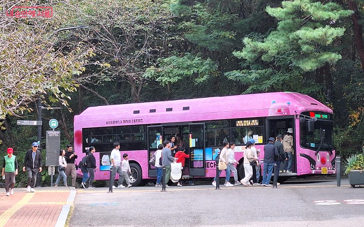 남산순환버스에 해치와 소울프렌즈가 새겨진 모습이 반갑다. ©정향선