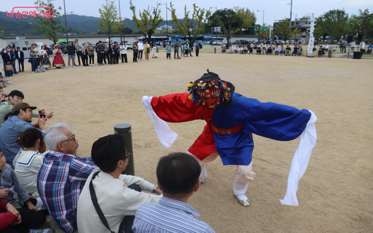 시민과 함께한 팔목중춤 ⓒ심재혁