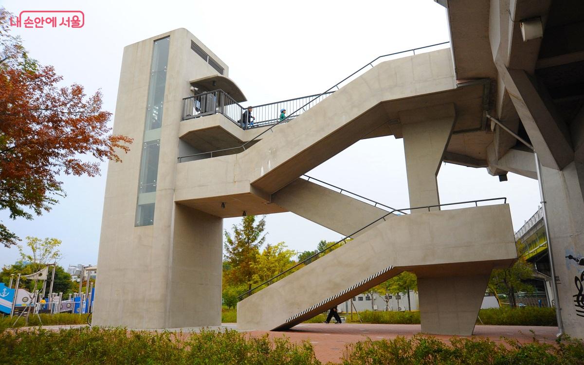 한강공원에서도 엘리베이터와 계단을 통해 편하게 ‘티 하우스를’ 이용할 수 있다. ©조수봉