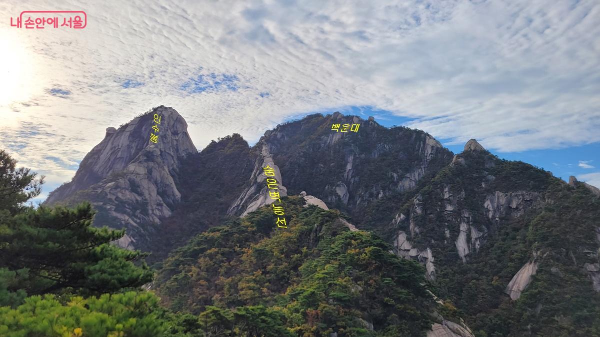 숨은벽 등산로에서 바라본 인수봉 숨은벽 능선 백운대 모습 ©최용수