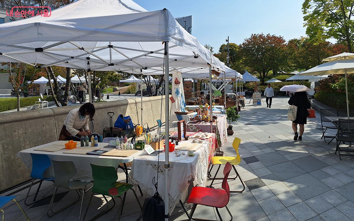 ‘디자인마켓’은 생산자와 소비자가 소통하는 활력으로 가득했다. ⓒ정향선