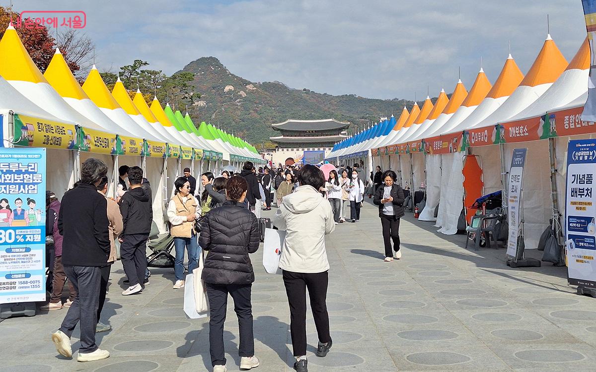 48개 업체가 선보인 ‘소상공인 마켓’이 소비자들의 눈길을 끌었다. ©이혜숙