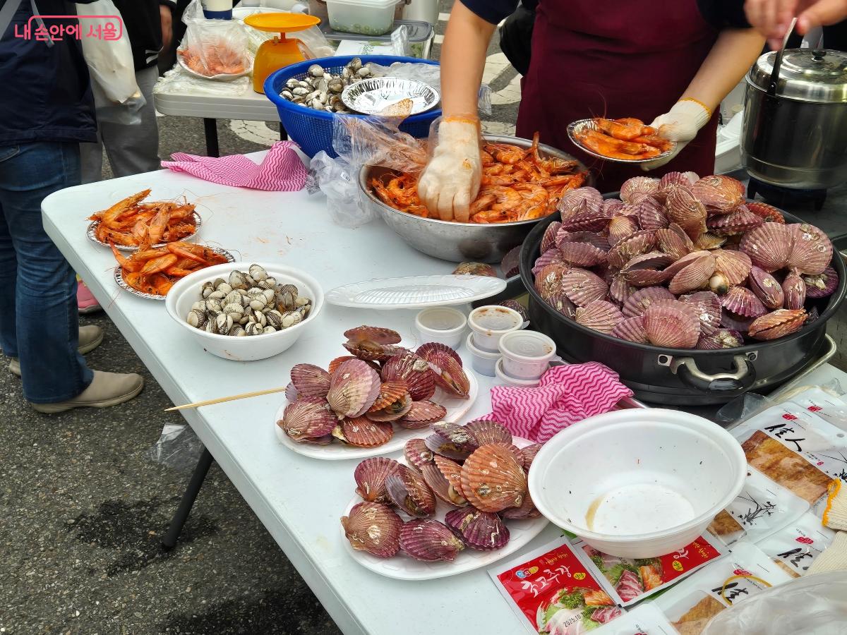 해산물 가게에서는 새우와 가리비 등 해물찜을 판매했다. ⓒ김장호