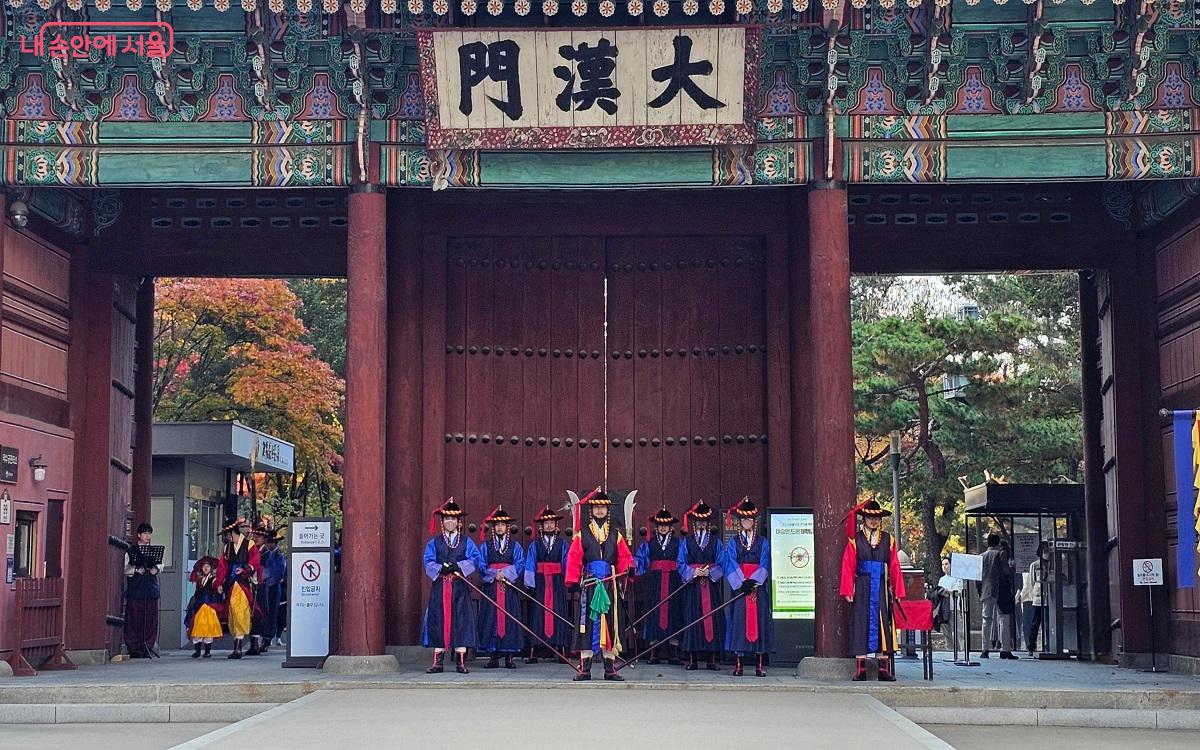 덕수궁 수문장 교대식에 참여한 꼬마수문장이 입장하고 있다. ⓒ권연주