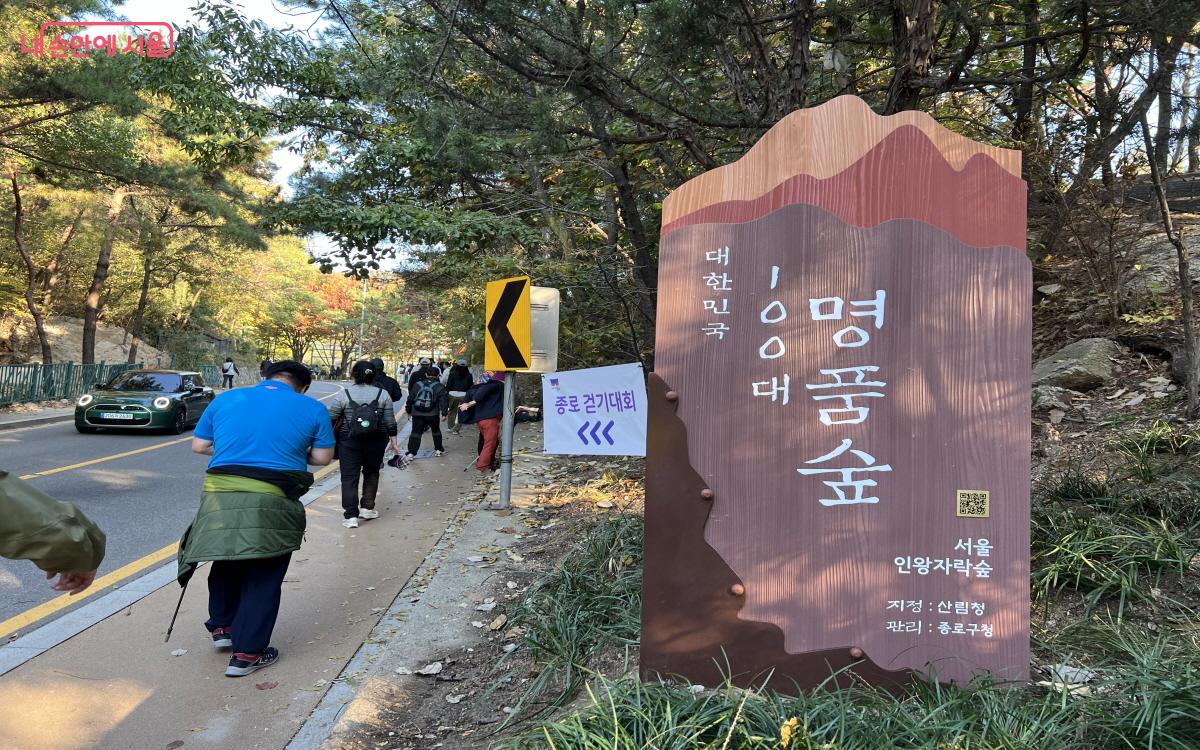 걷다가 만나게 되는 여러 장소들을 들르다 보니 조금씩 소그룹으로 대열이 나뉘었다. ©박지영