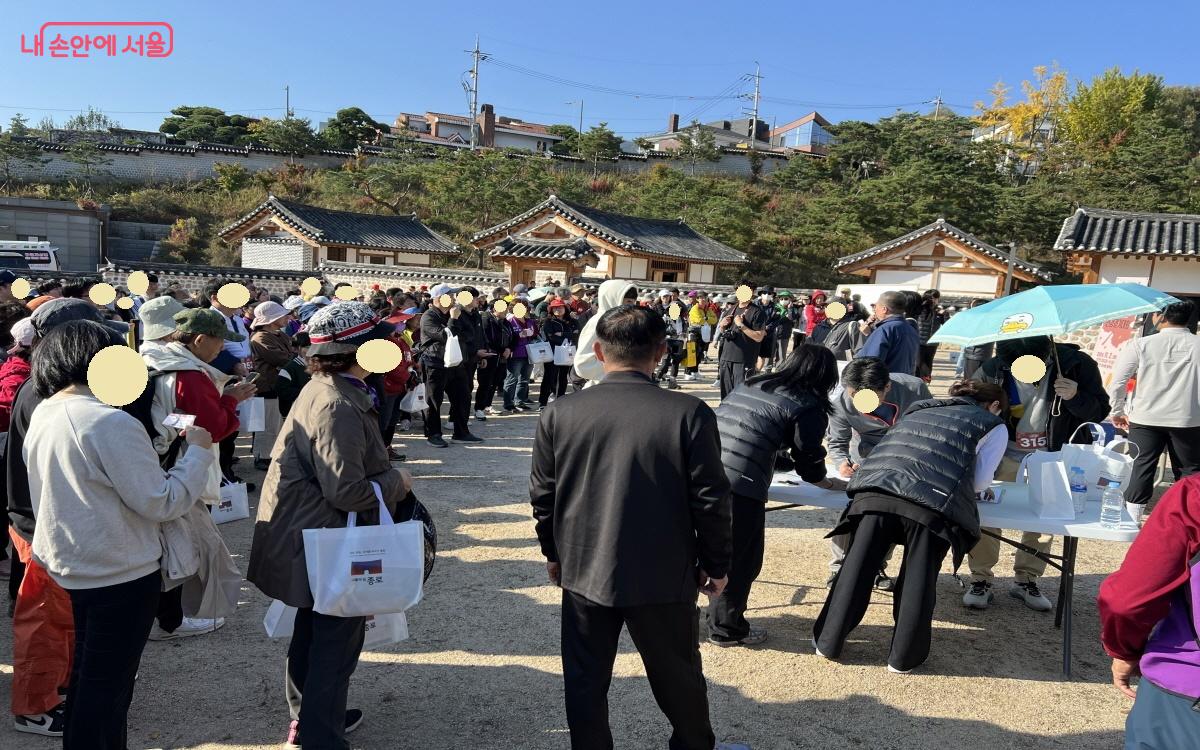 경품 추첨을 기다리고 있는 구민들 ©박지영