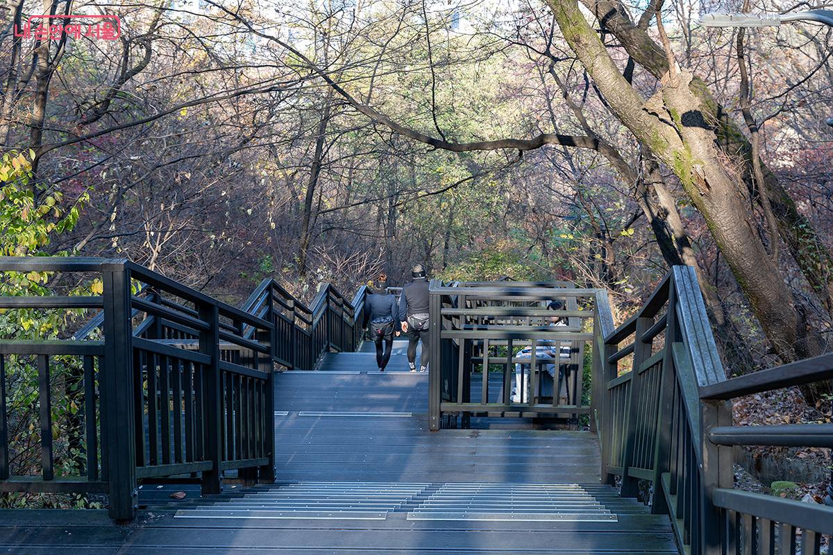 경사가 급한 곳은 나무데크 길로 만들어서 안전하게 걸을 수 있었다. ©문청야