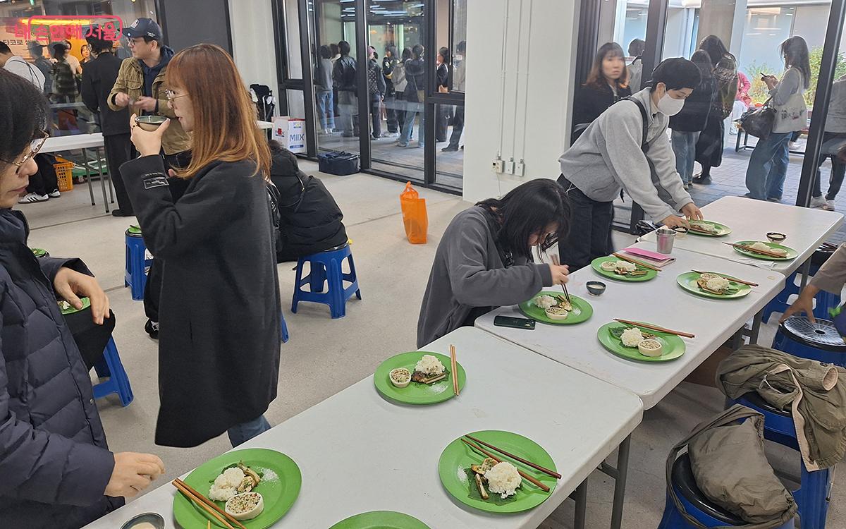 미리 예약한 워크숍 참가자들이 준비된 식사를 하며 비건식의 매력을 즐기고 있다. ⓒ정향선