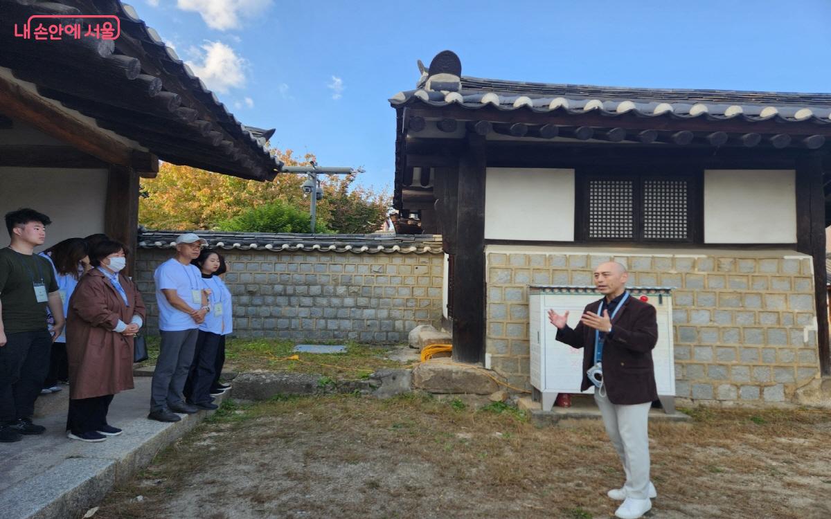 명륜당을 중심으로 한 성균관을 거닐면서 가족 사진을 찍을 것을 안내했다. ©윤혜숙