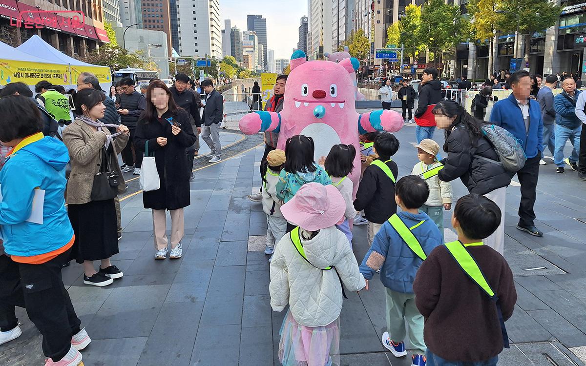 해치와 사진을 찍으며 즐거운 추억을 간직하는 어린이들 ⓒ정향선