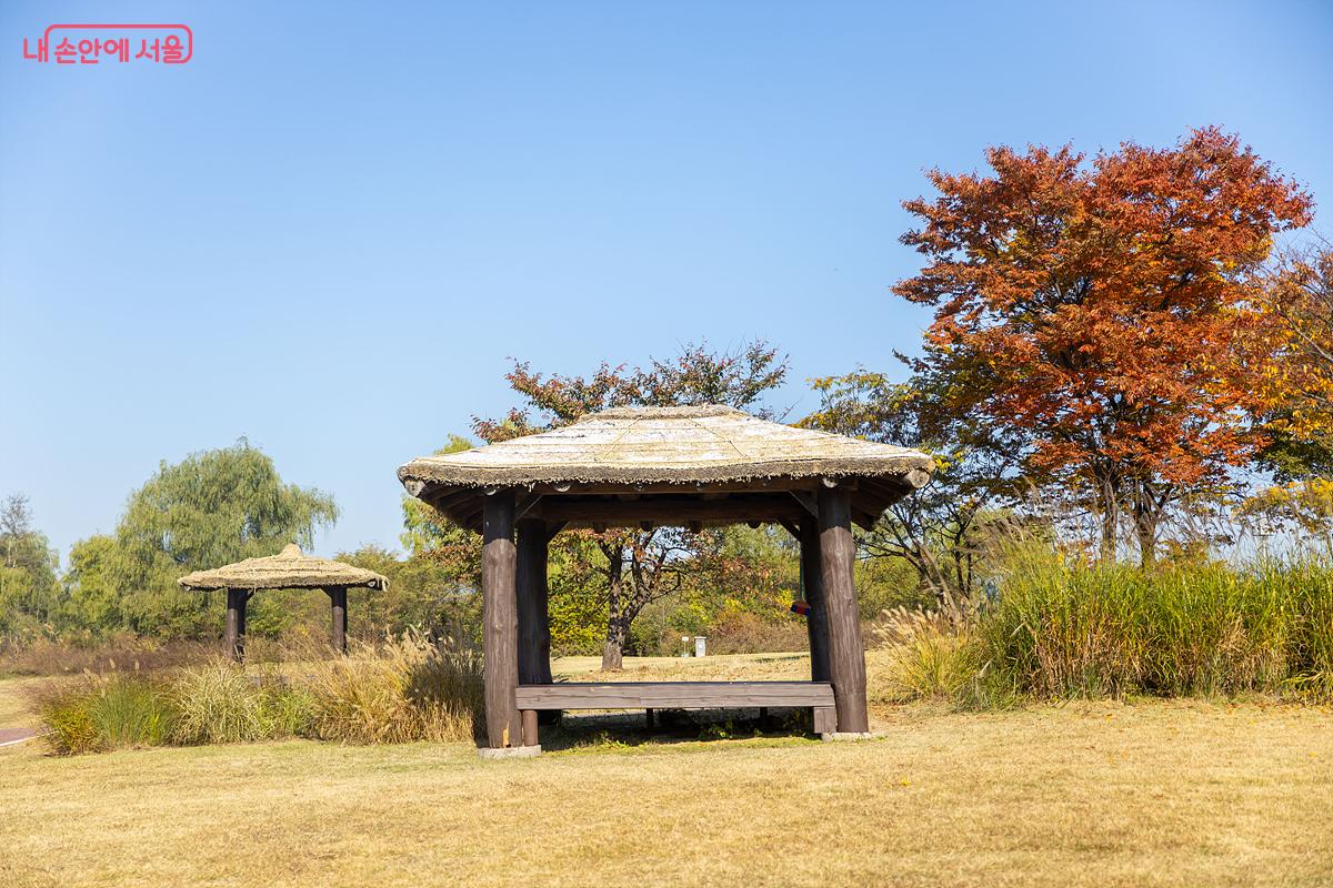 다양한 코스의 산책로 그리고 편히 쉬어 갈 수 있는 정자가 곳곳에 배치되어 있다. ©임중빈