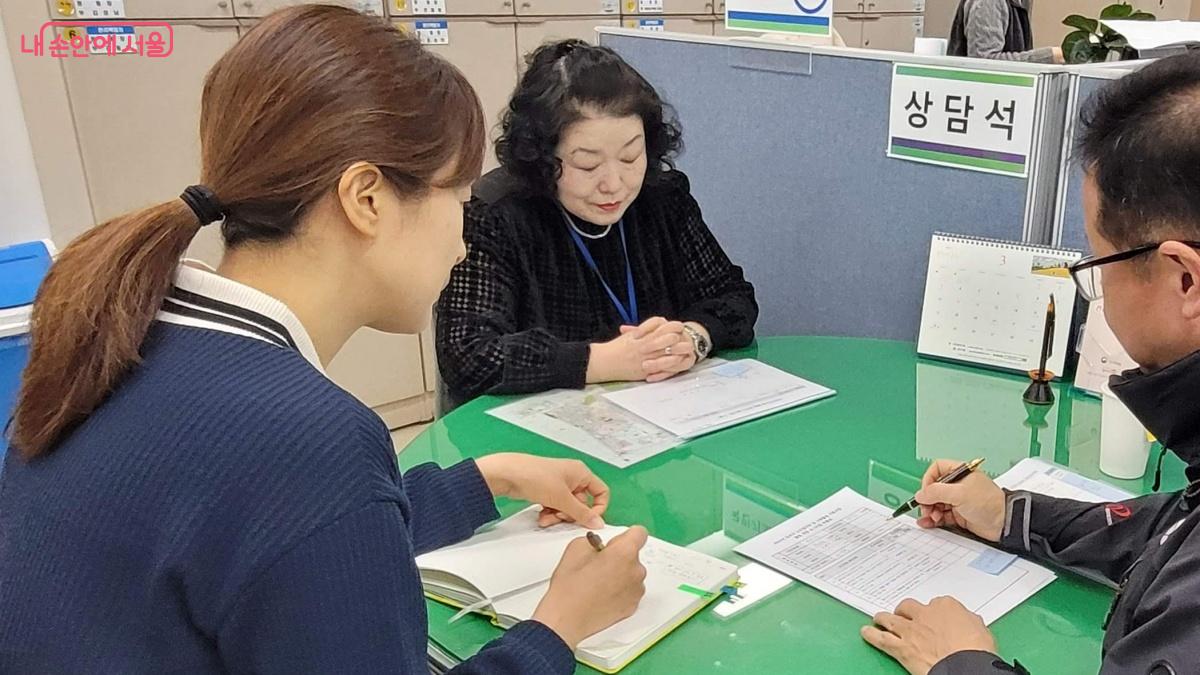 서울시 사회공헌일자리 중 하나인 안전행정서포터들의 활동 모습 ©최용수 