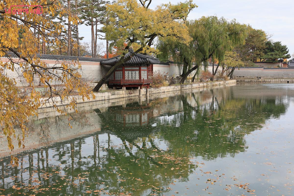 경회루 연지 북쪽에 있는 정자 '하향정'. 연못에 반영된 풍경이 운치를 더한다. ⓒ박우영