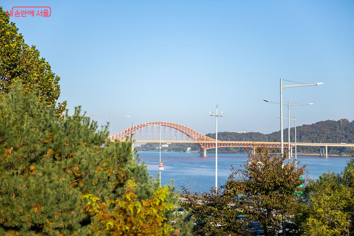 한강보행육교 위에서 바라본 방화대교의 풍경이 멋스럽다. ⓒ임중빈