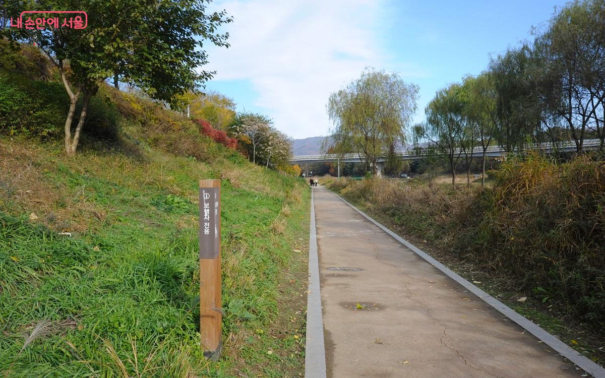 세곡천은 산책로 전체가 보행자 전용도로로 안심하고 산책을 즐길 수 있다. ⓒ조수봉