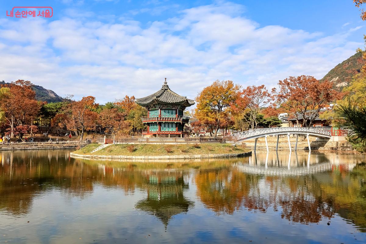 향원정과 취향교까지 보이는 향원지 전경. 주변 자연 경관과 어우러져 한 폭의 그림 같다. ⓒ박우영