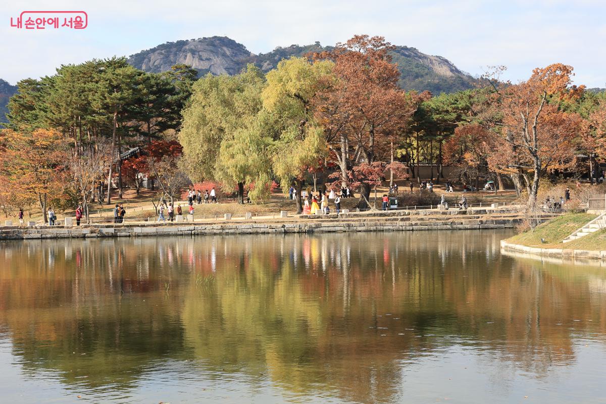 향원지 근처 산책로를 걸으면서 가을을 만끽해 볼 수 있다. ⓒ박우영