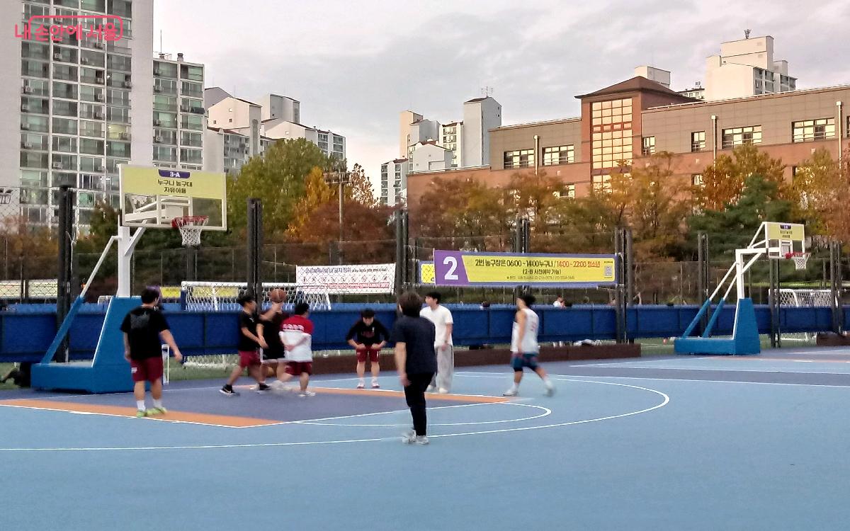 농구장 1면은 어린이와 초등학생, 농구장 2면은 청소년이 각각 이용하도록 나뉘어 있다. ©김영주