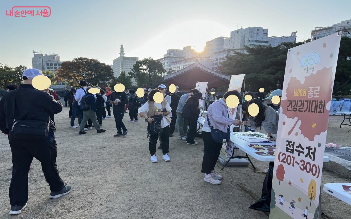 전 연령대 참가자들이 이른 아침 지각 없이 모두 모였다. ©박지영  