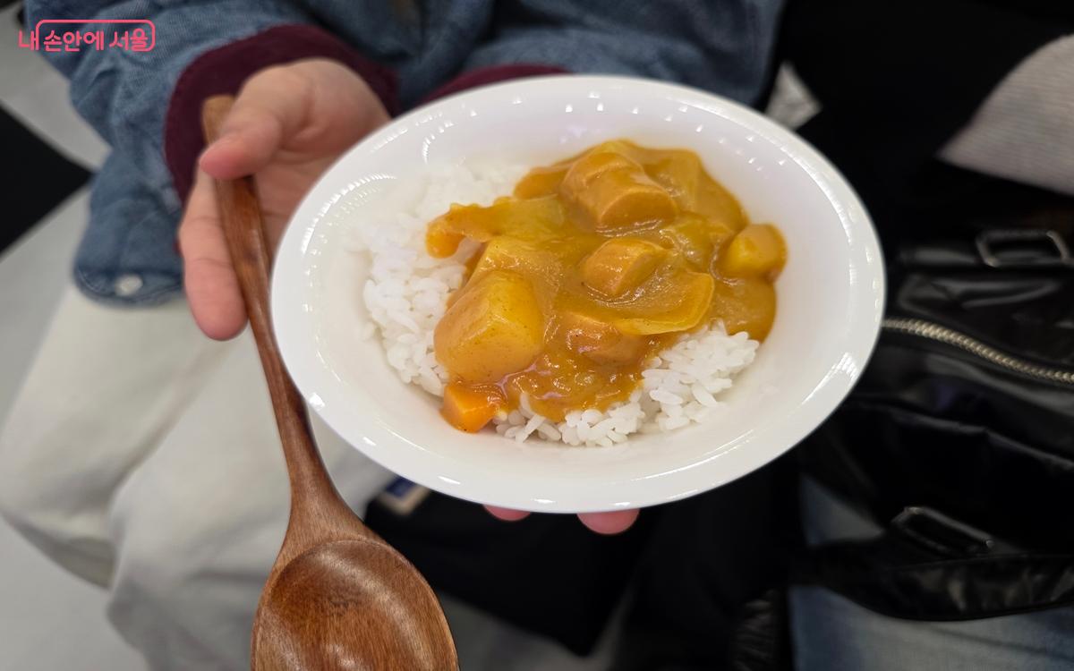 카레를 받은 시민이 내게 한 입을 권유했다. ⓒ김윤경