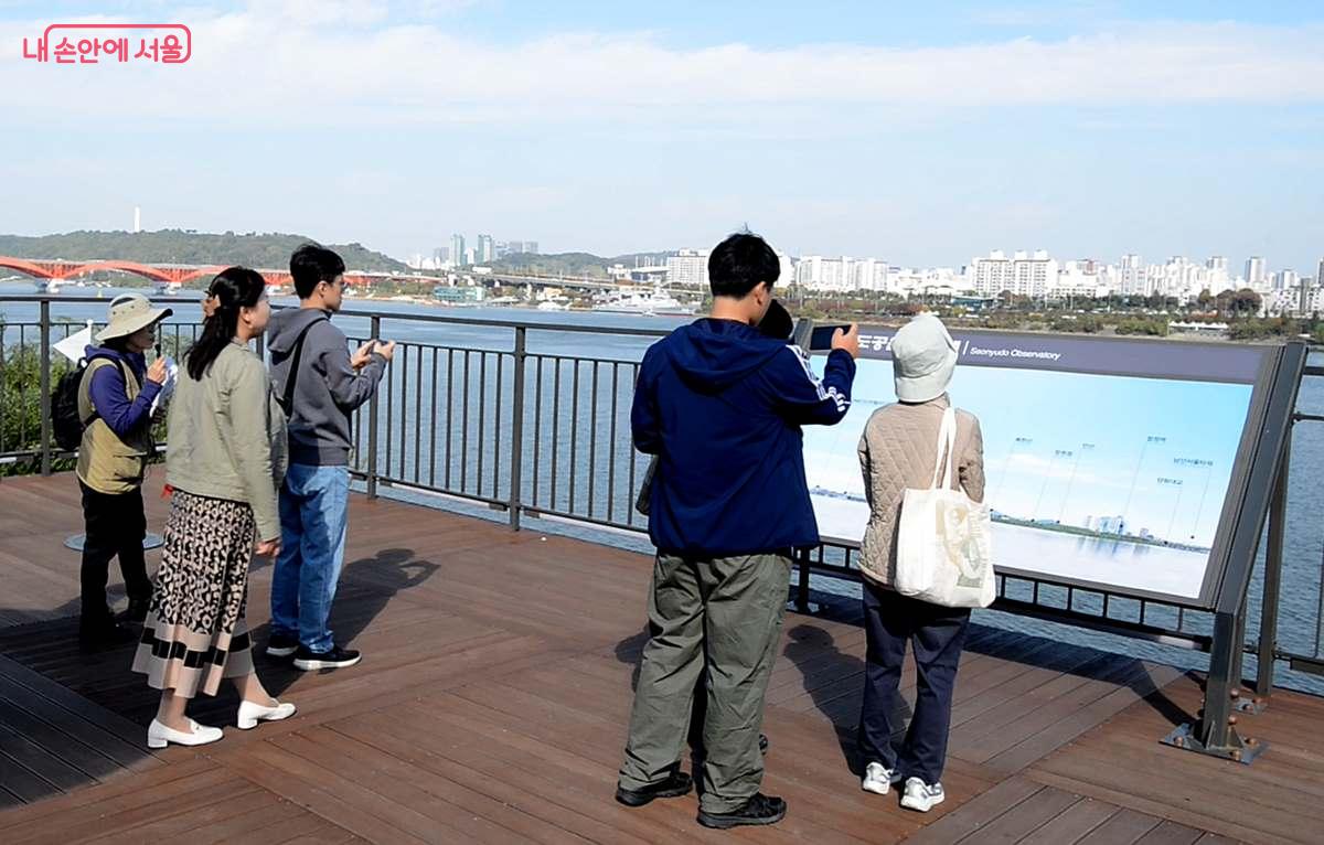 ‘한강역사탐방’에 참여한 시민들이 해설사로부터 한강과 선유도의 역사를 듣고 있다. ©오도연