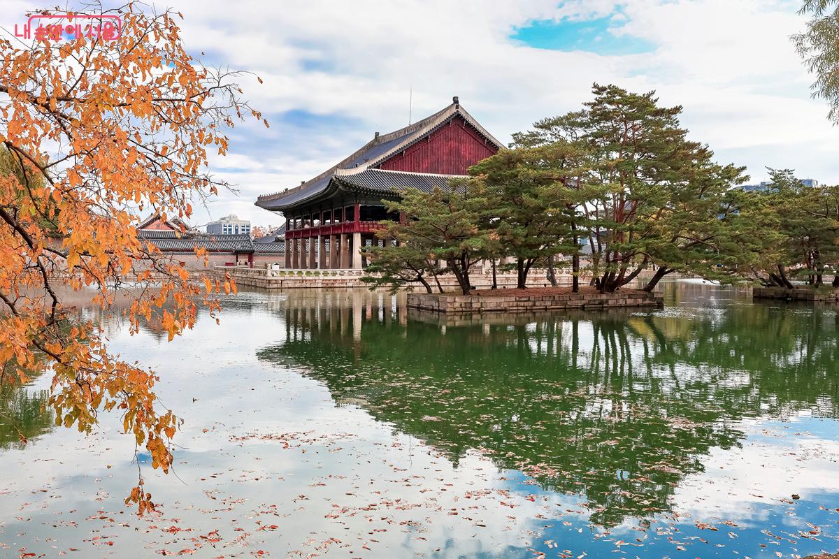 경복궁 안에서도 가장 인기가 높은 사진 명소인 경회루 전경. ⓒ박우영