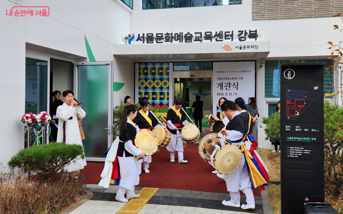 연희자들은 서울문화예술교육센터 강북 입구로 이동하면서 길놀이를 진행했다. ⓒ김미선