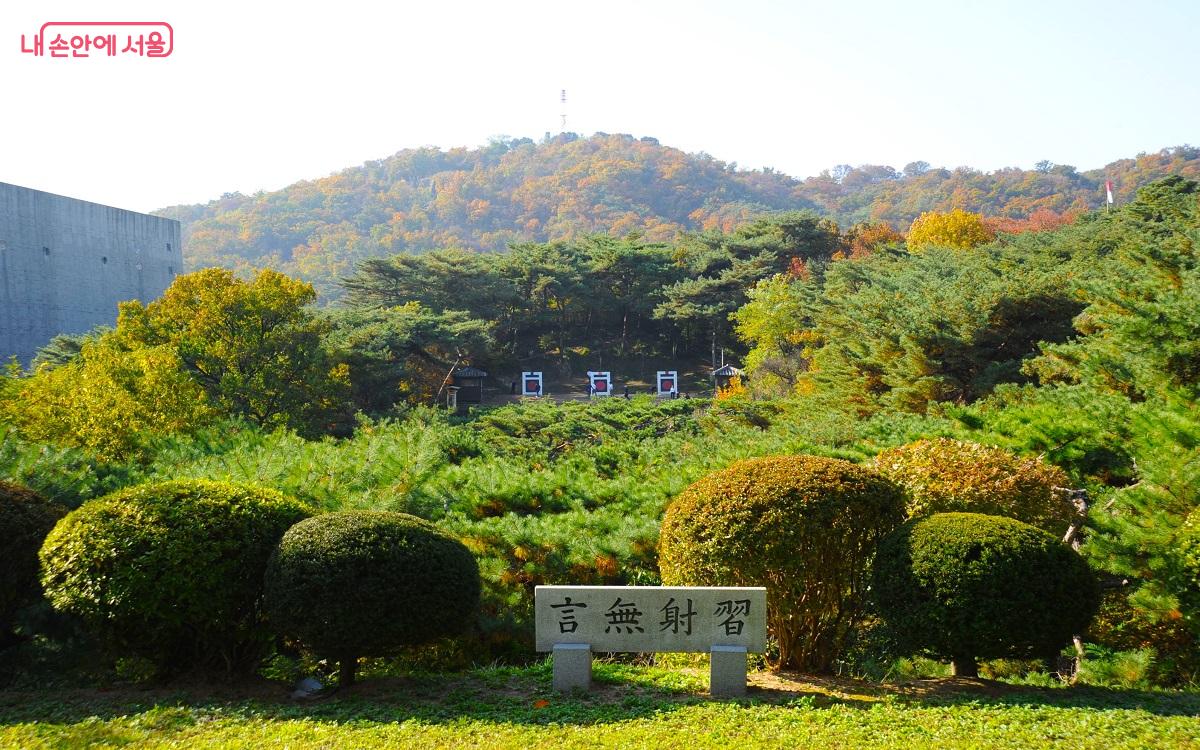 사대(射臺)에서 과녁까지의 거리는 145m이다. ©조수봉