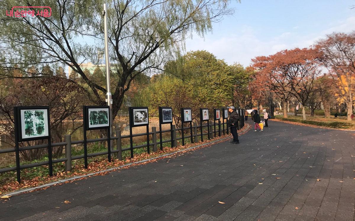 보라매공원을 이용하는 시민들이 자유롭게 전시를 관람하고 있다. ⓒ이정민