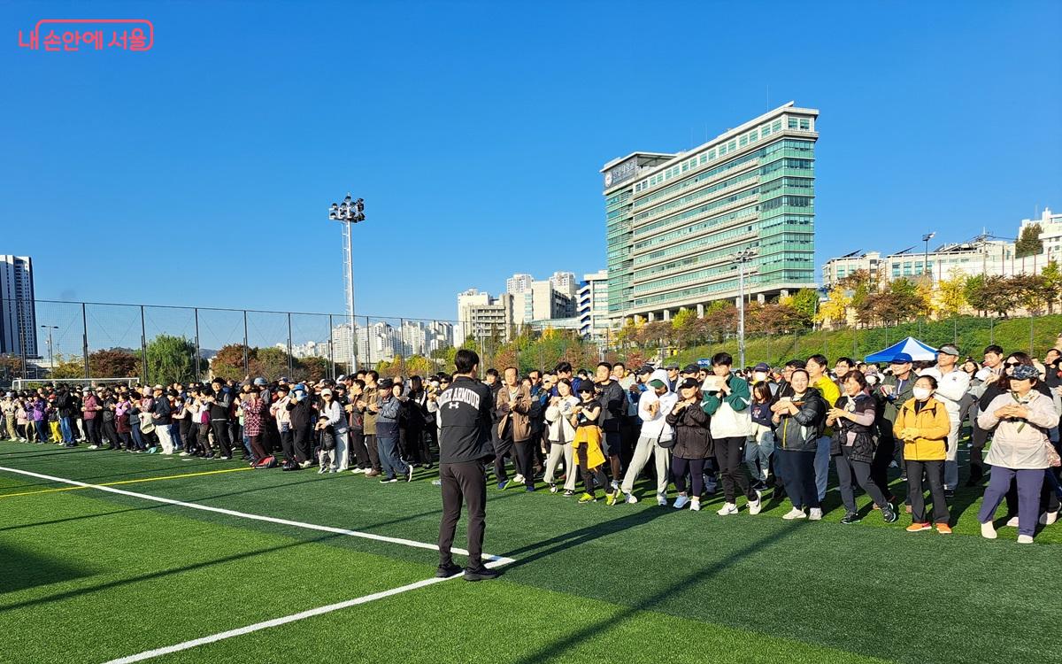 출발 직전 살곶이체육공원에서 준비운동을 하는 모습 ©홍지영 