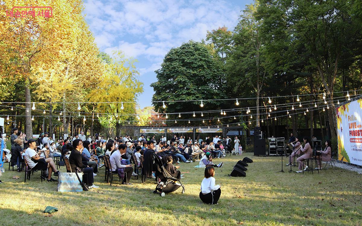 삼중주 클래식 콘서트 '포크 앙상블'은 잘 알려진 노래들을 클래식으로 들려주어 관객들의 열띤 호응을 얻었다. ©이혜숙