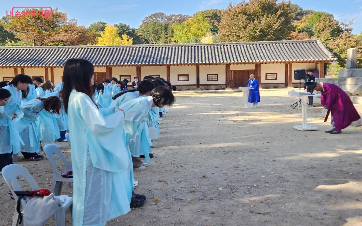 성년례 의식에 앞서 큰손님과 학생, 학부모 간의 상견례가 있었다. ©윤혜숙