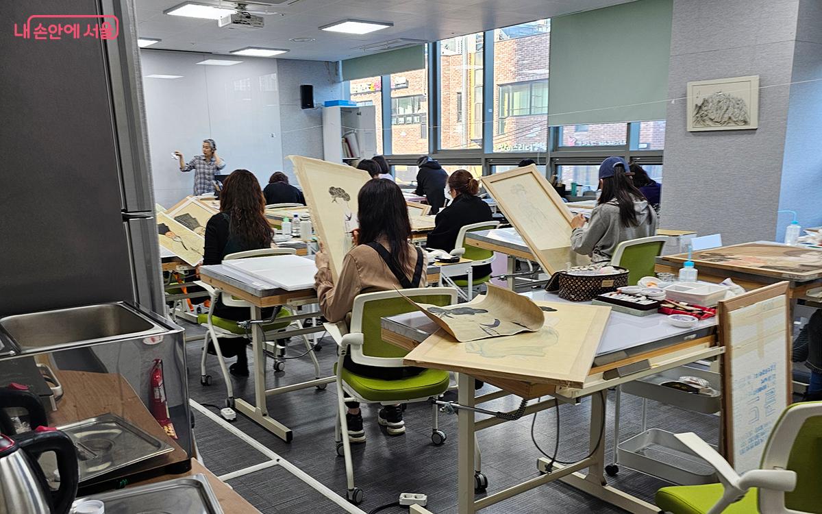 한국전통문화대학교 전통문화교육원에서 진행하는 전통문양 만들기 프로그램 ©이혜숙