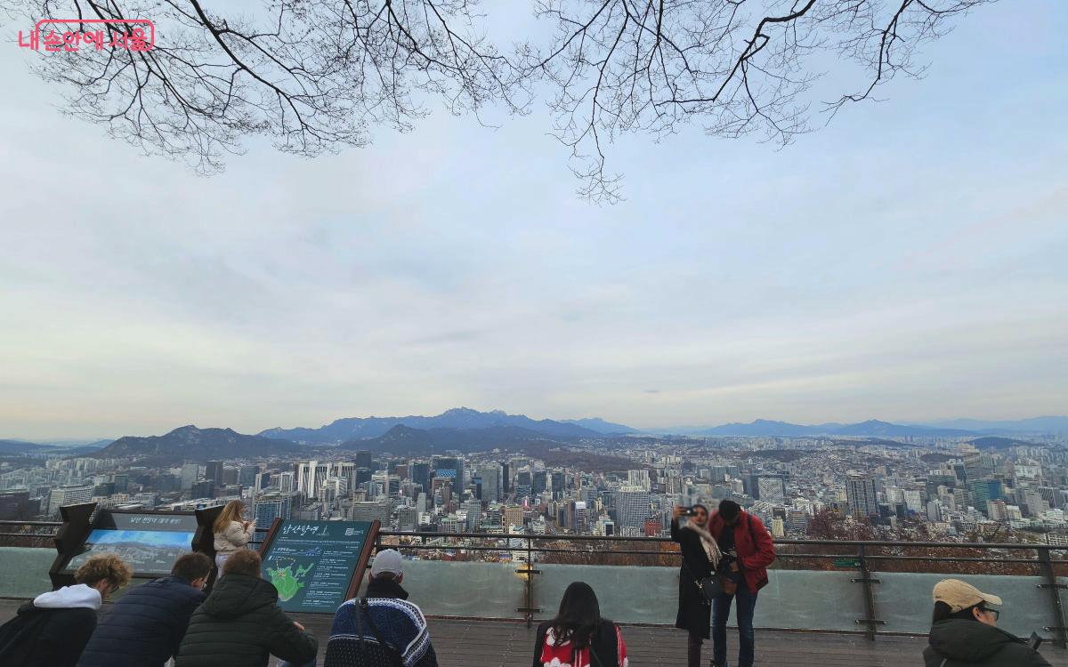 버스정류장 뒤쪽에 멋진 전망대가 있다. ⓒ홍혜수