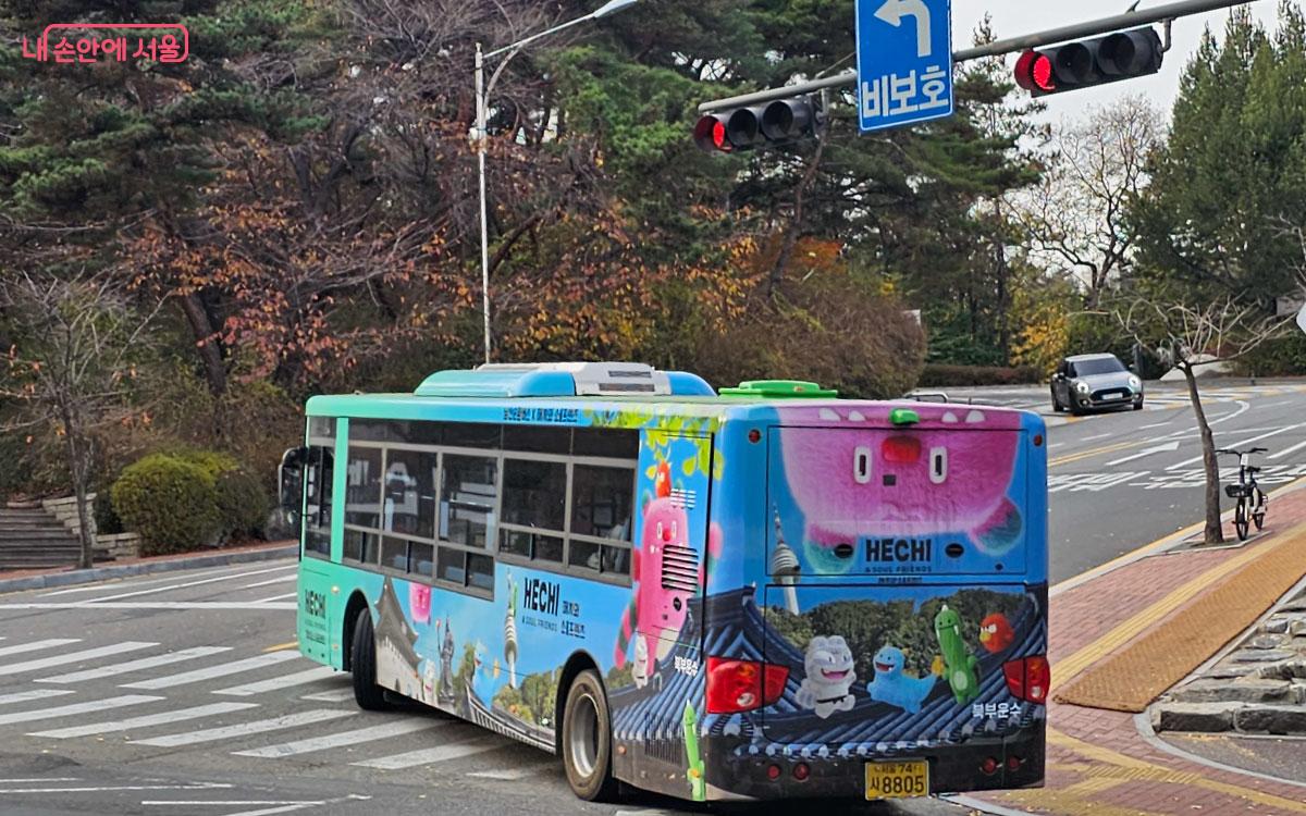 남산을 오르고 있는 남산순환버스 ⓒ홍혜수