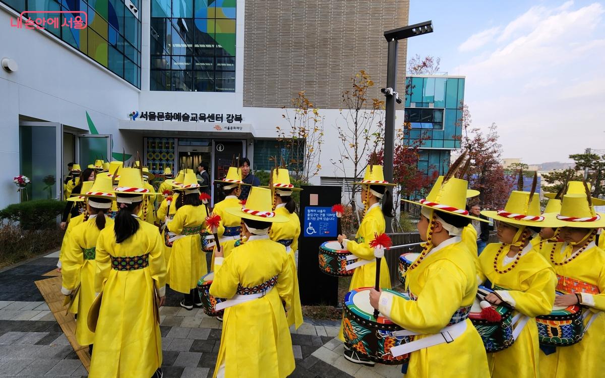 서울어린이취타대가 전통악기로 힘찬 축하 연주를 선보였다. ⓒ김미선