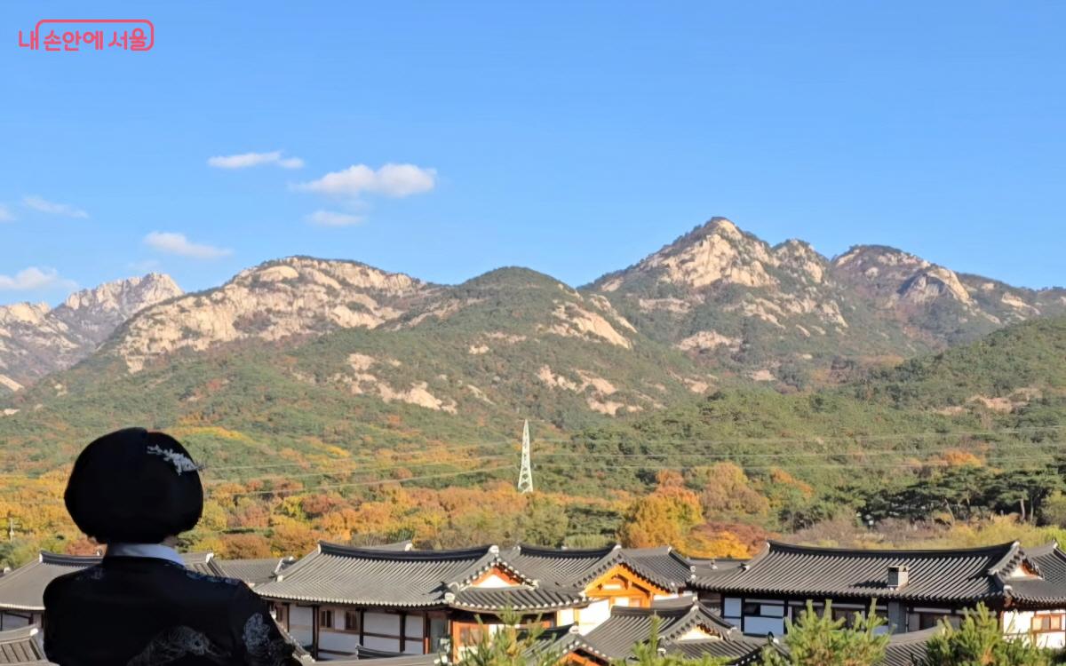 오랜만에 생활한복을 입고 나갔더니 주변 배경과 어우러져서 더 멋진 사진을 연출할 수 있었다. ⓒ염지연