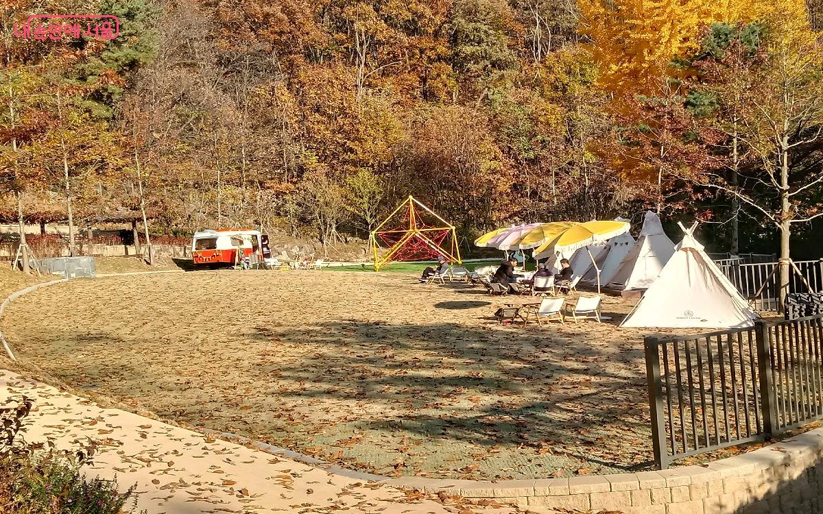 산속에 자리 잡은 불암산 피크닉장. 보기만 해도 마음이 편해진다. ©김영주