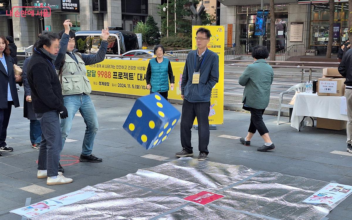  주사위 던지기 참가자에게는 주사위 숫자에 따라 다양한 사은품이 주어졌다. ⓒ정향선