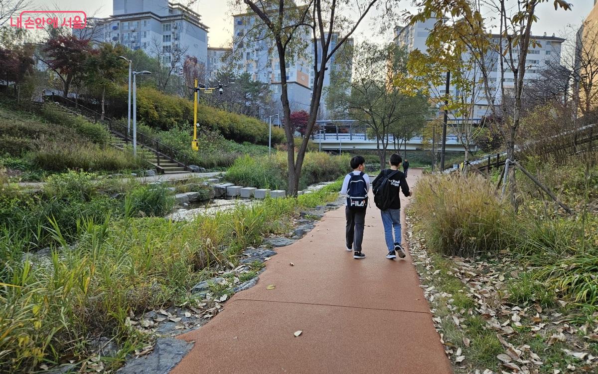 하굣길, 학생들이 새로 조성된 산책로를 걷고 있다. ⓒ이선미  