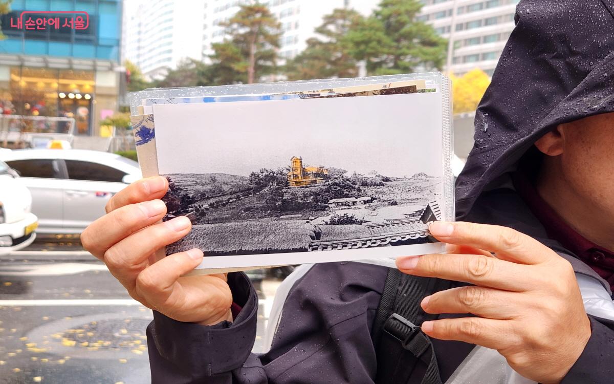 해설사가 과거 약현성당의 모습을 사진으로 보여주고 있다. ⓒ윤혜숙