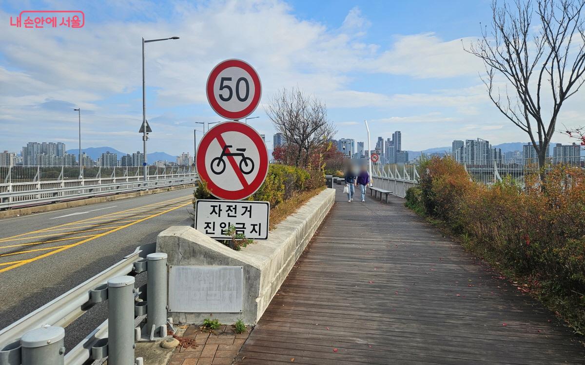 보행자 도로는 한강의 풍광을 바라보며 걷거나 쉬기에 더할 나위 없이 좋은 길이다. ⓒ이선미